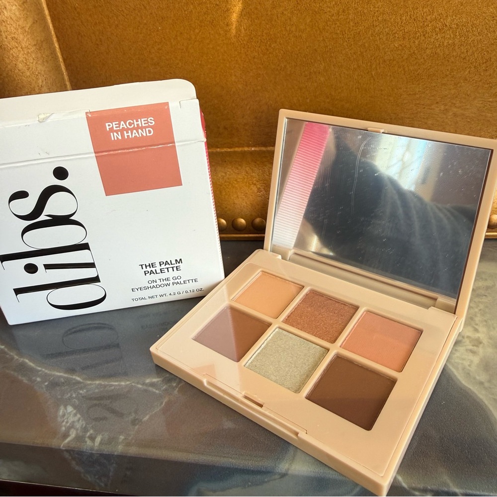 NEW dibs - The Palm Palettes - PEACHES IN HAND - Elevated Eyeshadow Pallete - Picture 3 of 10